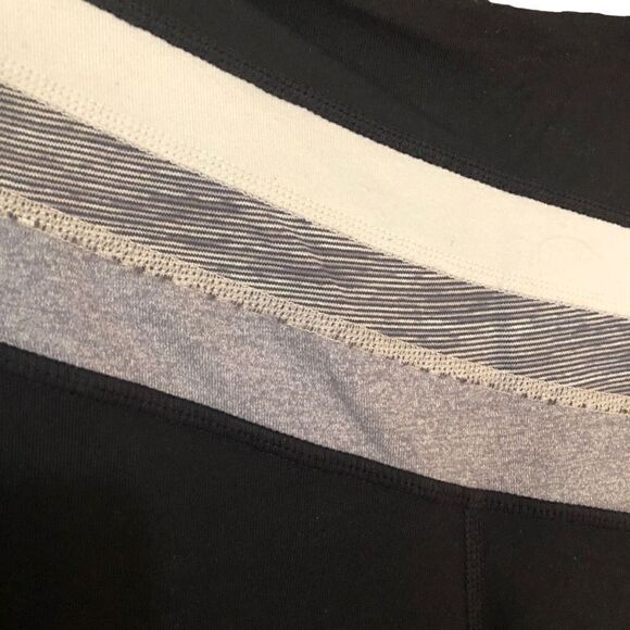 Lululemon Groove Crop Black/White/Space Gray Size 6 - Picture 3 of 4